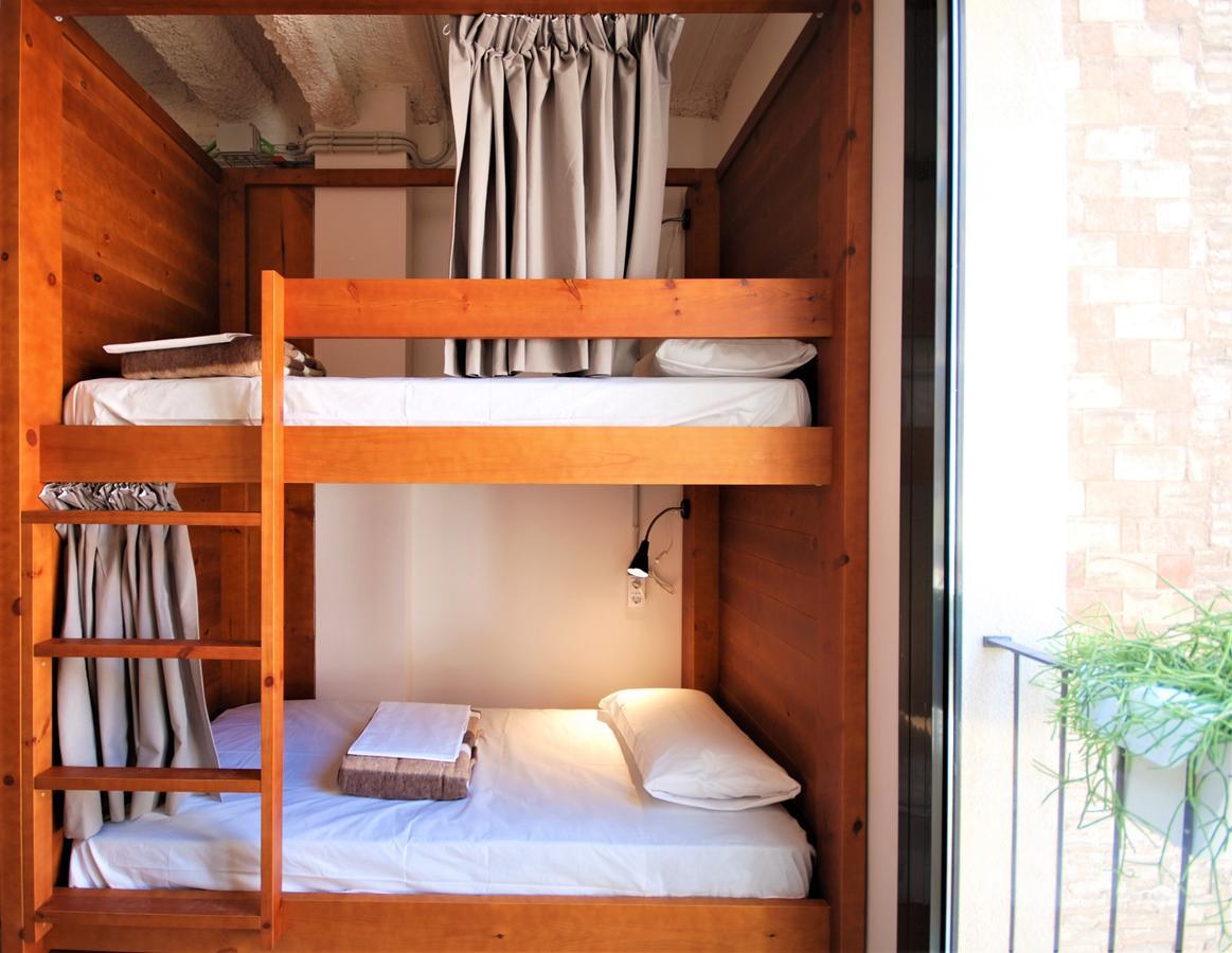 Ten To Go Hostel Barcelona Exterior photo