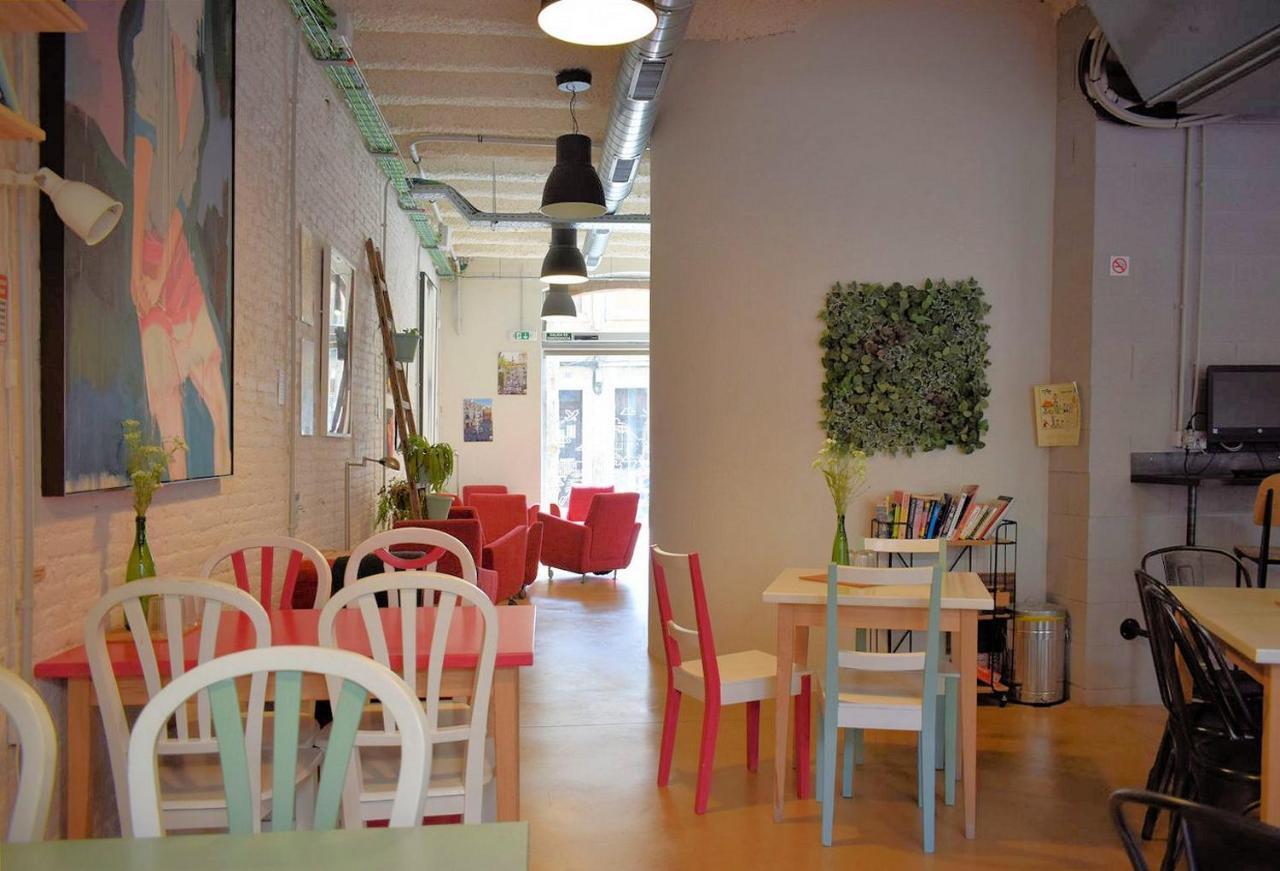 Ten To Go Hostel Barcelona Exterior photo